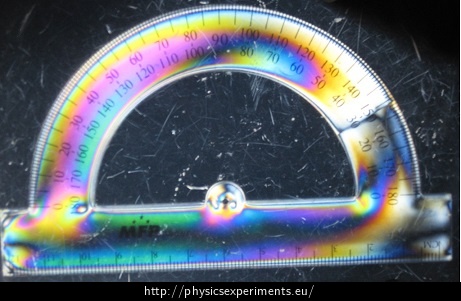 Visualisation of mechanical stress in a protractor using photoelasticimetry