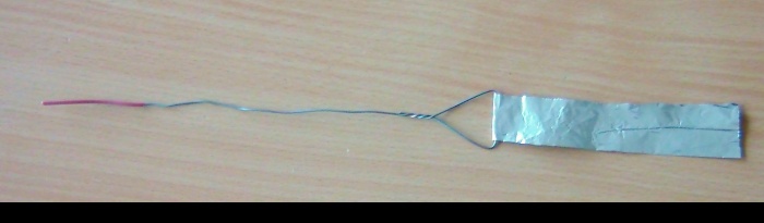 Fig. 2: Aluminium strip as an indicator of electric charge